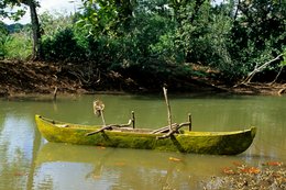 Archipel-des-Comores;-Berges;-Eau;-France;-Kaleidos;-Kaleidos-images;-La-parole-à-limage;-Laurent-Abad;-Mayotte;-Océan-Indien;-Pirogue;-Pirogue-à-balancier;-Rivière;-Stories-Pictures;-Végétation